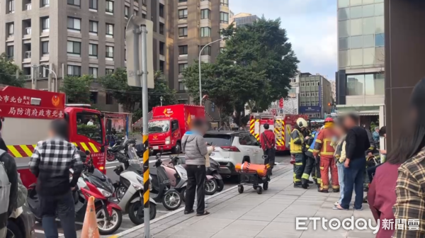 ▲▼北市行銷公司舉辦年貨大街試吃活動，現場多人一氧化碳中毒。（圖／記者黃彥傑翻攝）