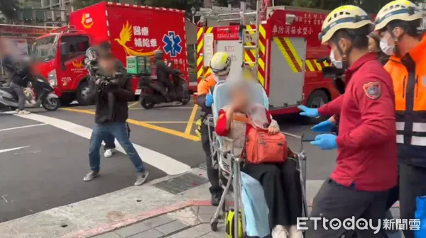 ▲▼北市行銷公司舉辦年貨大街試吃活動，現場多人一氧化碳中毒。（圖／記者黃彥傑翻攝）