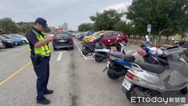 ▲▼民眾質疑金門警竟將遊樂器材旁臨停機車當失竊車查察。（圖／民眾提供)