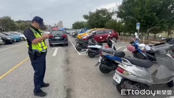 ▲▼民眾質疑金門警竟將遊樂器材旁臨停機車當失竊車查察。（圖／民眾提供)
