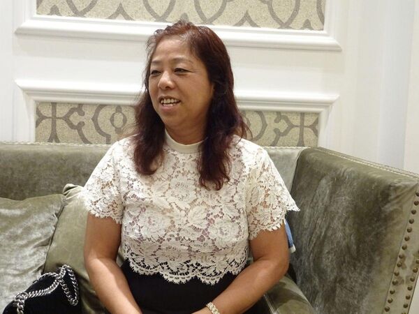 崔麗杰過去接受《富比士》專訪時的照片，曾被形容為從「赤腳醫師」翻身成億萬富豪的代表人物。（翻攝Forbes）