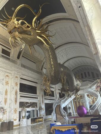 吳佩慈耗資40億，為「婆婆」崔麗杰打造的巨龍，至今仍在歇業的博華皇宮內。（翻攝小紅書）