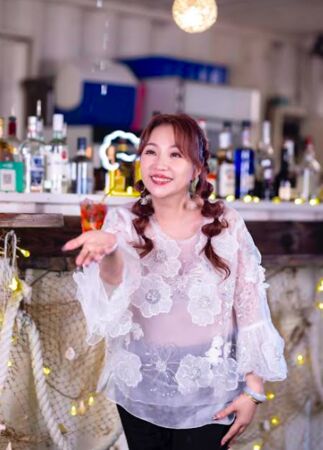 ▲▼ 小貞姐姐邀請資深演員朱永德合唱。（圖／小貞姐姐提供）