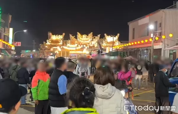 ▲▼台南遶境爆意外，一男遭鞭炮炸頭，頭破血流送醫。（圖／記者林東良翻攝）