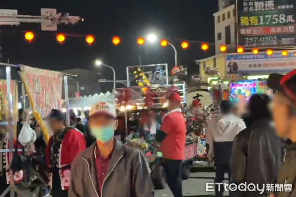 ▲▼台南遶境爆意外，一男遭鞭炮炸頭，頭破血流送醫。（圖／記者林東良翻攝）