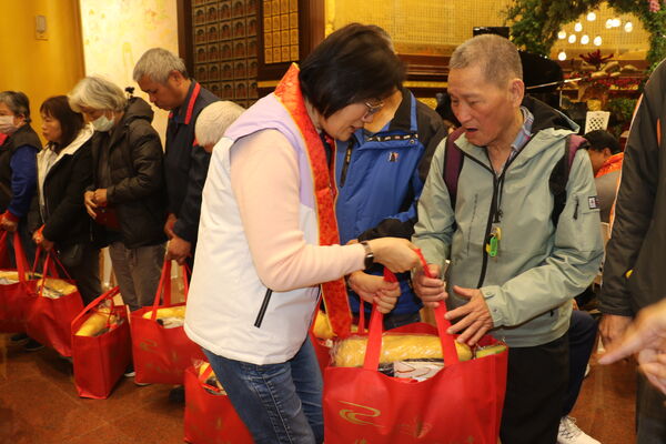 ▲佛光山金光明寺寒冬送暖12年。（圖／新北市社會局提供）