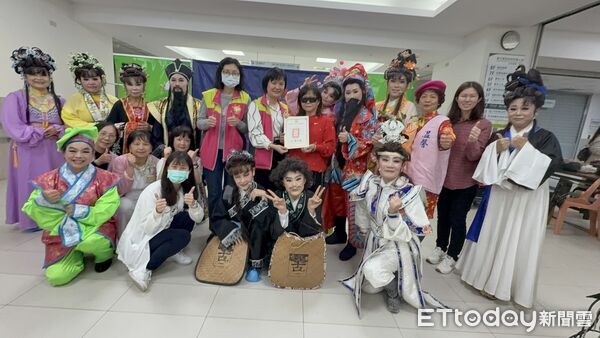 ▲小金枝歌仔戲劇團團長林美雀率領團員粉墨登場，傳統戲曲在醫院熱鬧開演。（圖／記者游瓊華翻攝）