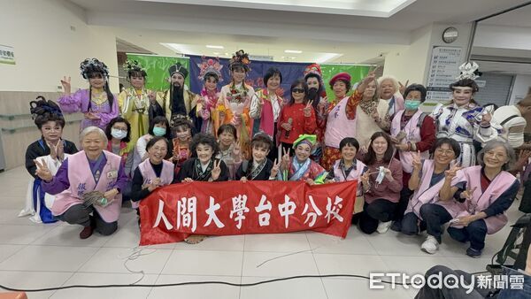▲小金枝歌仔戲劇團團長林美雀率領團員粉墨登場，傳統戲曲在醫院熱鬧開演。（圖／記者游瓊華翻攝）