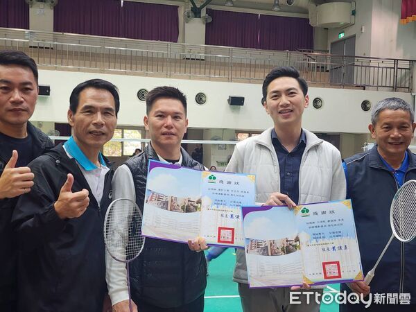 ▲立委廖偉翔與運彩公會到校致贈羽球，支持永春國小基層羽球運動發展。（圖／記者游瓊華攝）