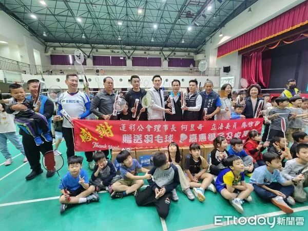▲立委廖偉翔與運彩公會到校致贈羽球，支持永春國小基層羽球運動發展。（圖／記者游瓊華攝）
