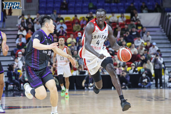 ▲新竹御嵿攻城獅高國豪、臺北台新戰神新洋將梅克 。（圖／TPBL提供）