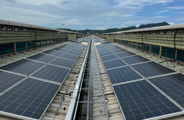▲屋頂光電快裝滿了，政府改推「外牆發電」當新解方。。（圖／勞動部）