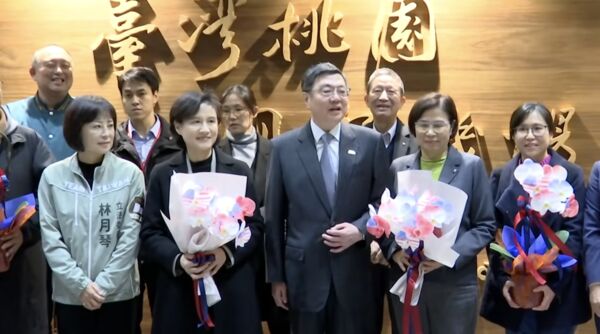 ▲▼行政院長卓榮泰親赴桃園機場接機，歡迎談判團隊返抵國門。（圖／共訊畫面）