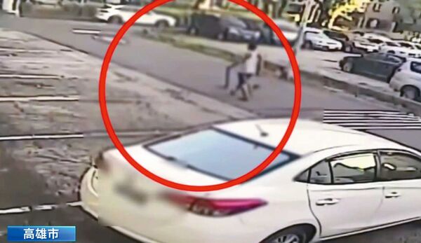 高雄羅姓通緝犯（紅圈者）遛狗時遭人行刑式槍殺，主嫌事前分工縝密，還指定專人購買權利車作案。（翻攝畫面）