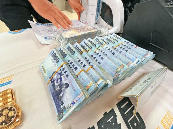 刑事局偵辦三環幫詐騙案時，搜索其所屬的6處據點，並在相關公司內起出大量現金。（翻攝畫面）