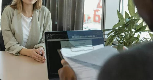 有網友發問40歲該做什麼工作，不少人大推當司機、跑外送、當保全。（示意圖／Pexels）