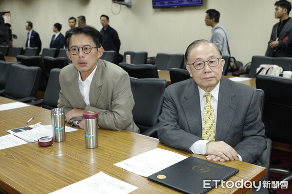 ▲立委黃國昌（左）、陳永康19日出席立法院外交國防委員會秘密會議。（圖／記者湯興漢攝）