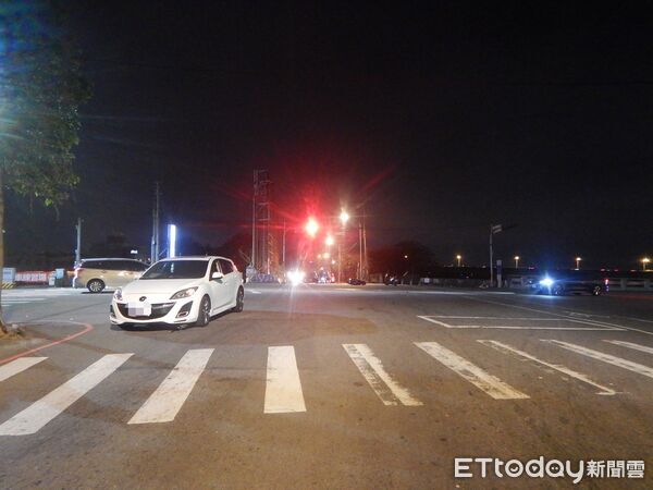 ▲▼台中大學生疑閃違規自小客車慘摔，滾落路面送醫不治。（圖／民眾提供，下同）