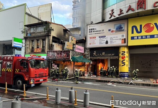 ▲桃園市桃園區「NOVA」大樓旁2樓鐵皮上午發生火警。（圖／桃園警分局提供）