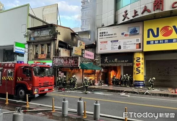 ▲桃園市桃園區「NOVA」大樓旁2樓鐵皮上午發生火警。（圖／桃園警分局提供）
