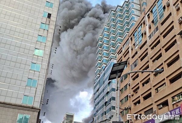 ▲火勢猛烈濃煙竄升。（圖／記者楊熾興翻攝）