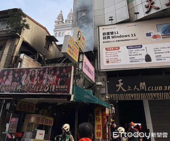 ▲警消迅速佈水線全力灌救。（圖／桃園消防局提供）