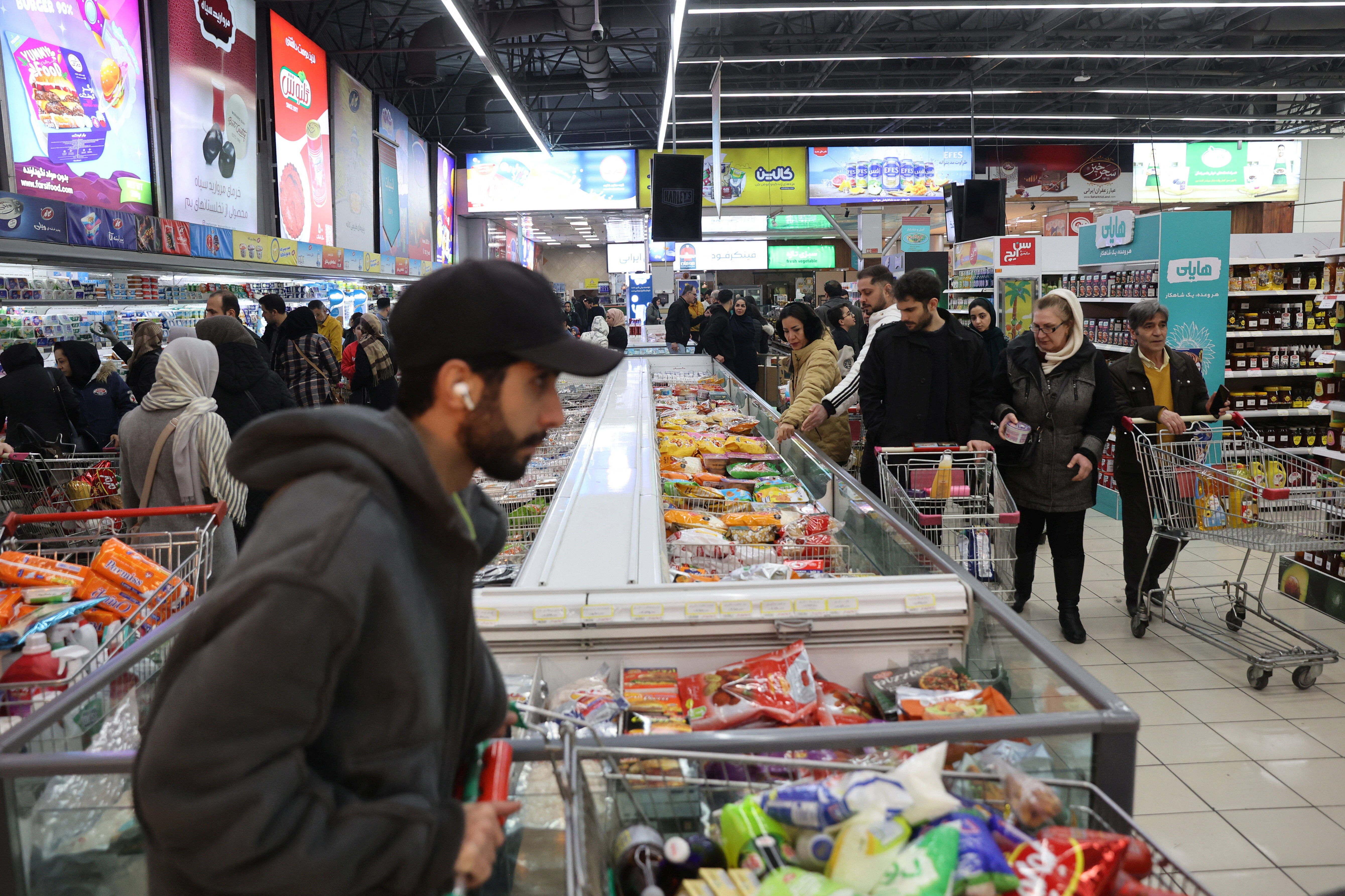 ▲▼伊朗民眾在德黑蘭一間商店內購物。（圖／路透）