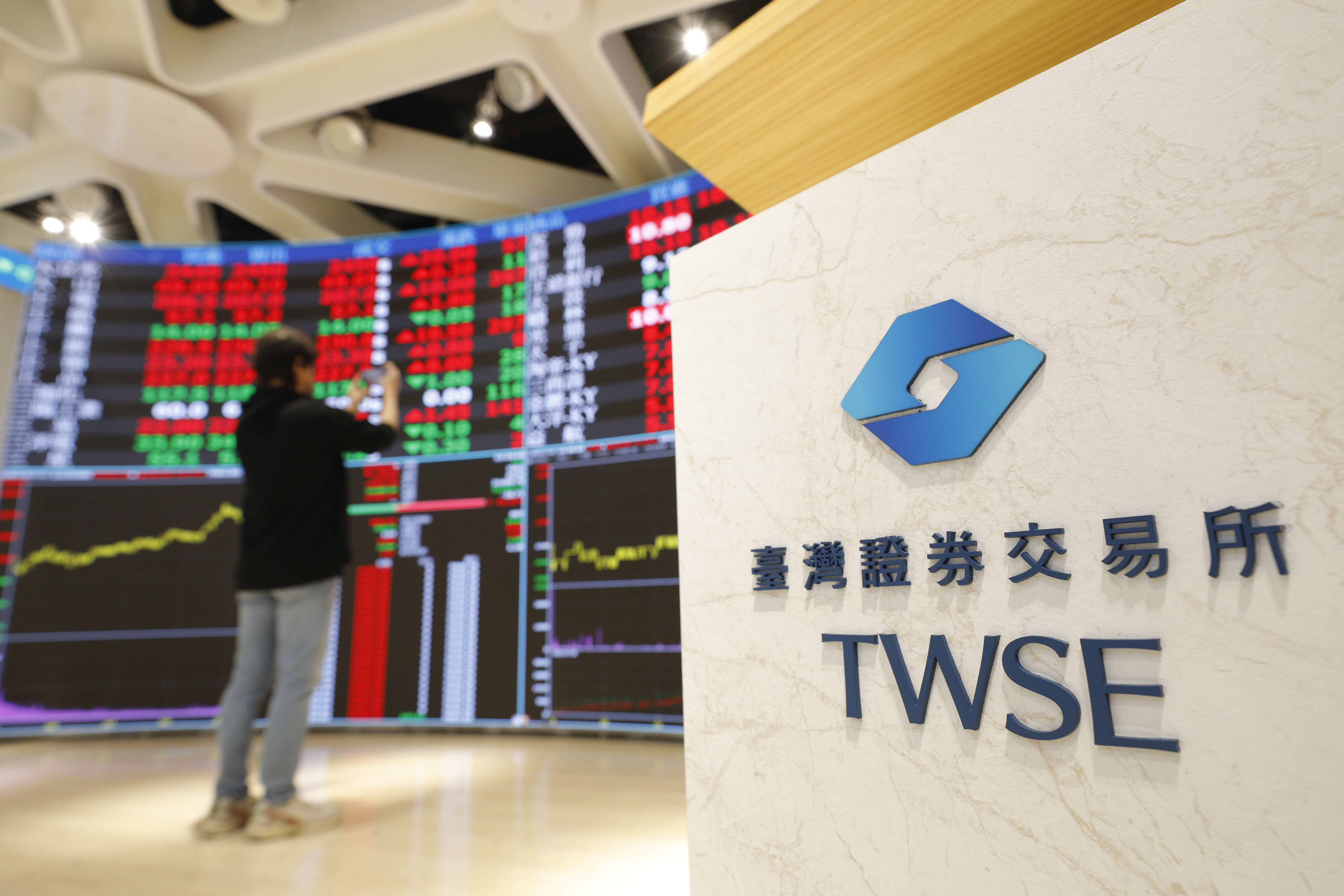 ▲▼19日台股在權值股台積電的帶頭領軍下，開低走高終場上漲335.81點，台積電更是創下1760元的新天價。（圖／記者湯興漢攝）