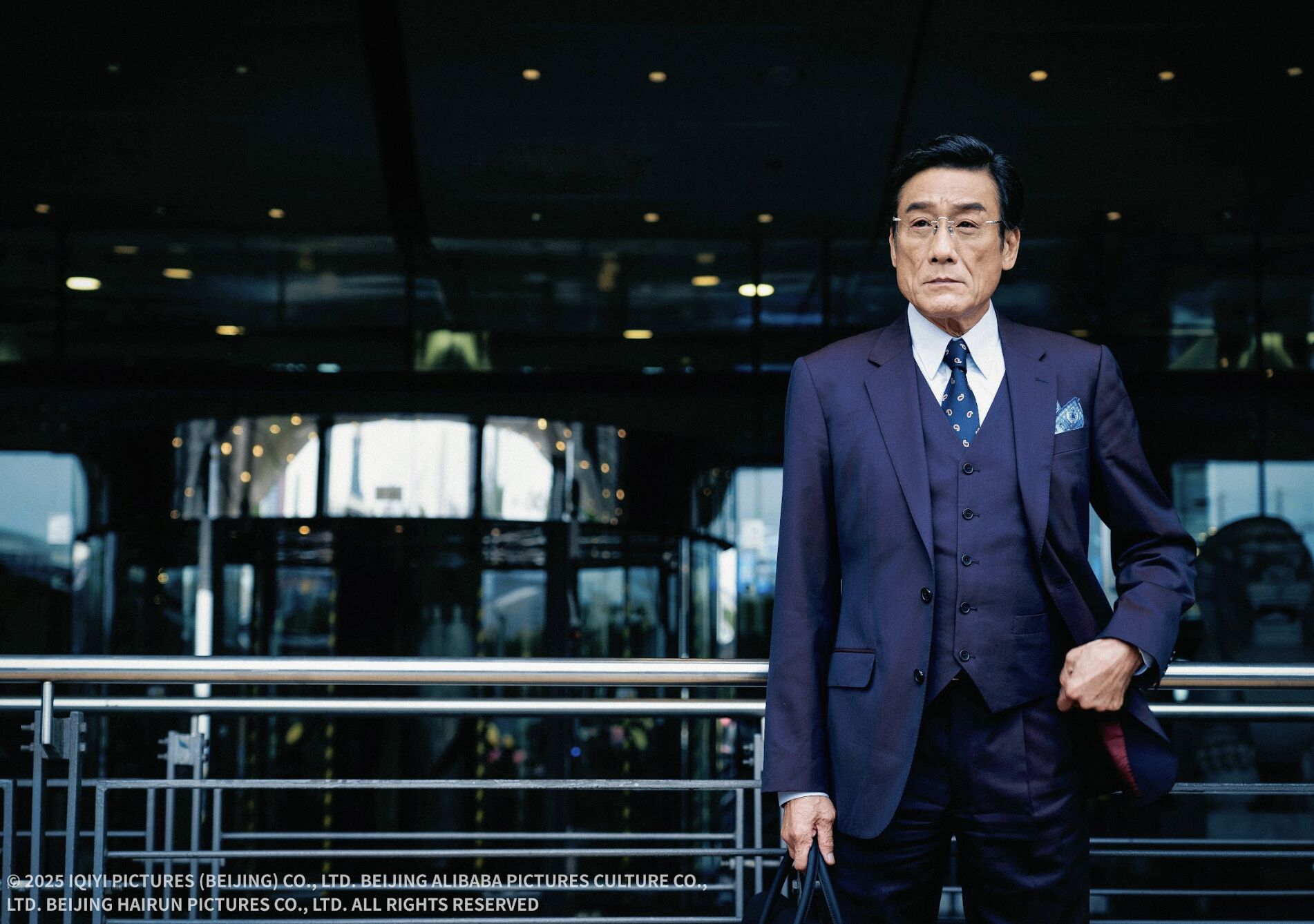 ▲成龍、梁家輝主演的《捕風追影》即將在台上映。（圖／鴻聯國際提供）