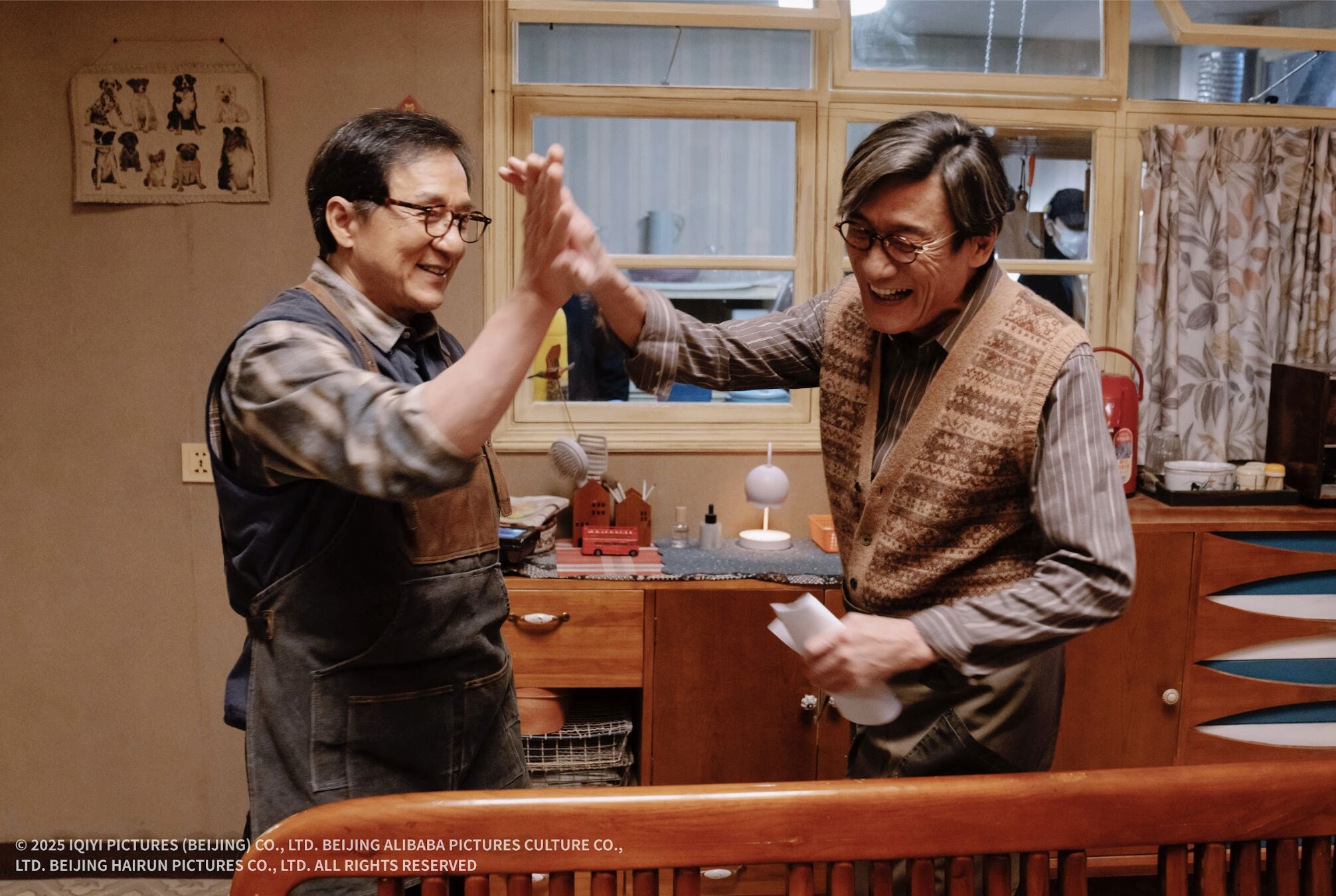 ▲成龍、梁家輝主演的《捕風追影》即將在台上映。（圖／鴻聯國際提供）