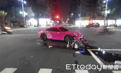 高雄「粉紅卡比」保時捷撞機車「掉下巴」　女騎士噴飛畫面曝