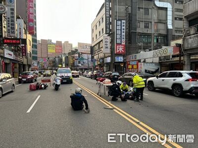 外送員「切西瓜」橫跨雙黃線迴轉　直行機車撞上2人慘摔