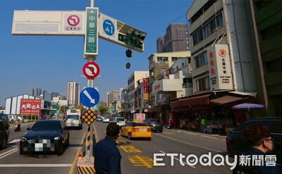 運將賠慘了！「移動回收山」擊落紅綠燈　號誌垂空中畫面曝