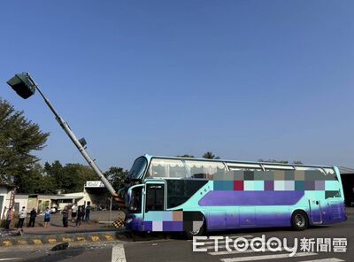 交通車與機車碰撞再失控撞號誌桿　10多名員工下班嚇壞釀2傷