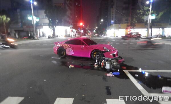 ▲▼ 高雄「粉紅卡比」保時捷擊落機車「掉下巴」　女騎士遭撞飛全身傷。（圖／記者賴文萱翻攝）