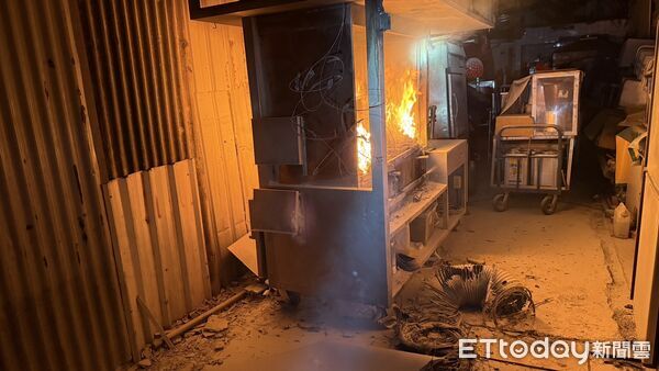 ▲▼六合夜市凌晨3時傳火警，燒烤攤疑似未將炭火熄滅引起火警，生財工具全燒毀。（圖／記者吳世龍翻攝）