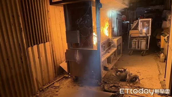 ▲▼六合夜市凌晨3時傳火警，燒烤攤疑似未將炭火熄滅引起火警，生財工具全燒毀。（圖／記者吳世龍翻攝）