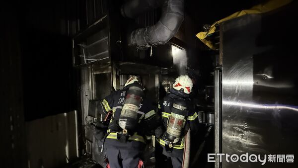 ▲▼六合夜市凌晨3時傳火警，燒烤攤疑似未將炭火熄滅引起火警，生財工具全燒毀。（圖／記者吳世龍翻攝）