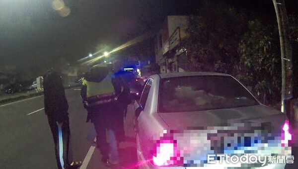 ▲枋寮警方找到鄭婦。圖／記者陳崑福翻攝）