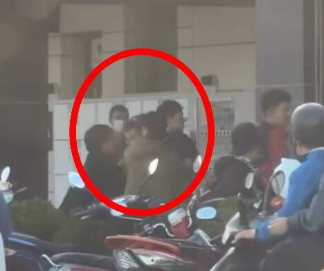 ▲彰化車站有男子持刀架移工脖子遭警方帶回。（圖／民眾提供）