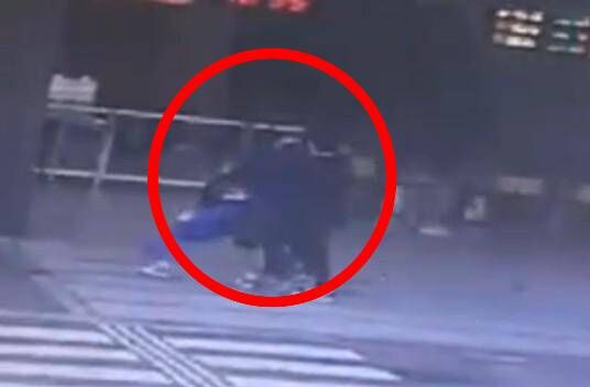 ▲彰化車站有男子持刀架移工脖子遭警方帶回。（圖／民眾提供）