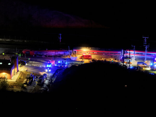 ▲▼ 西班牙高速列車出軌對撞。（圖／路透）