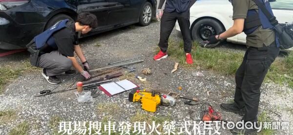 ▲專案小組持花蓮地方法院核發之搜索票攻堅搜索呂男住處。（圖／花蓮岸巡隊提供，下同）