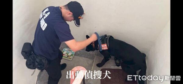 ▲專案小組持花蓮地方法院核發之搜索票攻堅搜索呂男住處。（圖／花蓮岸巡隊提供，下同）