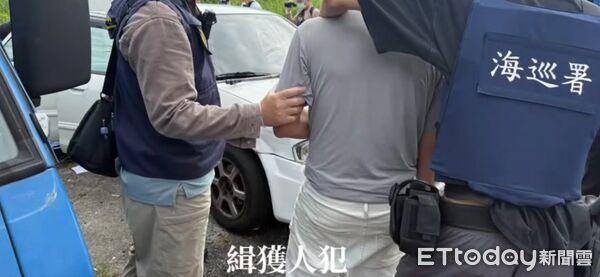 ▲專案小組持花蓮地方法院核發之搜索票攻堅搜索呂男住處。（圖／花蓮岸巡隊提供，下同）