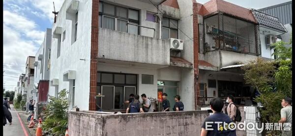 ▲專案小組持花蓮地方法院核發之搜索票攻堅搜索呂男住處。（圖／花蓮岸巡隊提供，下同）