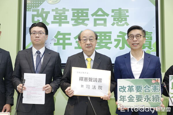 ▲▼民進黨立法院黨團由黨團三長柯建銘、鍾佳濱、陳培瑜召開停砍公教年金相關法案違憲記者會，會中表示將對相關法案提出釋憲，隨後柯建銘親率黨團幹部赴憲法法庭遞釋憲聲請書。（圖／記者湯興漢攝）