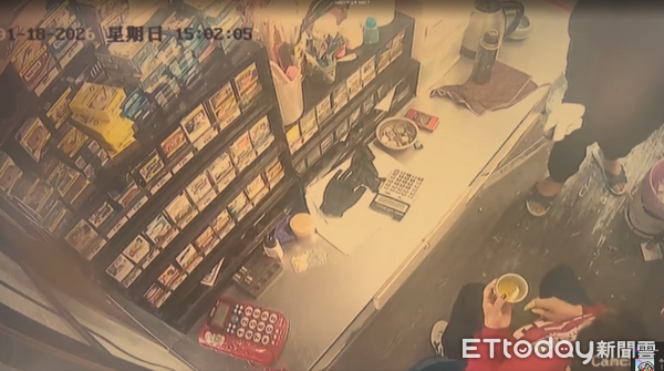 ▲台南新化區檳榔攤18日下午遭歹徒持刀強盜，警方8小時內迅速破案拘提吳嫌到案依法送辦。（記者林東良翻攝，下同）