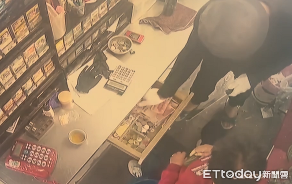 ▲台南新化區檳榔攤18日下午遭歹徒持刀強盜，警方8小時內迅速破案拘提吳嫌到案依法送辦。（記者林東良翻攝，下同）