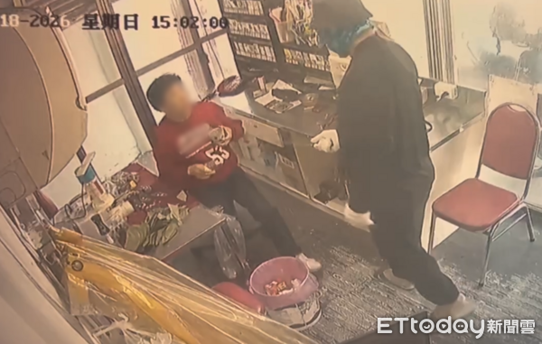 ▲台南新化區檳榔攤18日下午遭歹徒持刀強盜，警方8小時內迅速破案拘提吳嫌到案依法送辦。（記者林東良翻攝，下同）